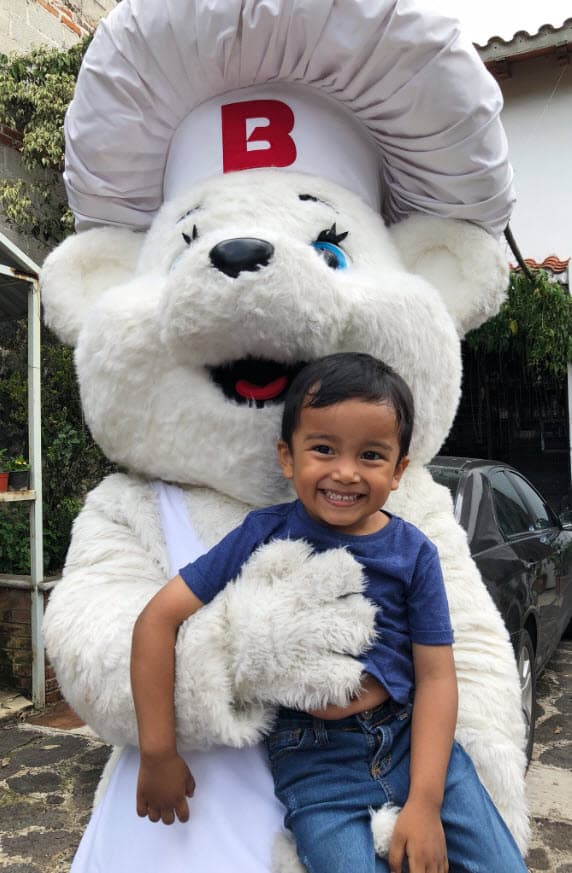 La mascota de la marca lo llenó de abrazos y le llevó dos kits escolares, los cuales constan de cuadernos, mochilas, entre otros accesorios para su educación.
<br>