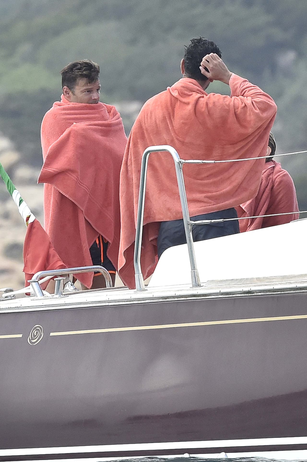 Ricky se envolvió por completo con la toalla.