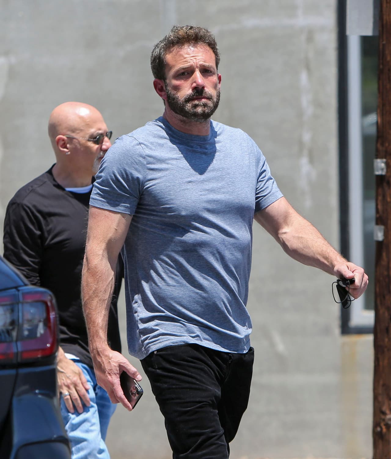 Sin embargo, los fotógrafos también lo captaron con este rostro mientras se realizaba la aparente mudanza de su mansión y pareció que su cara lo decía todo.
<br>