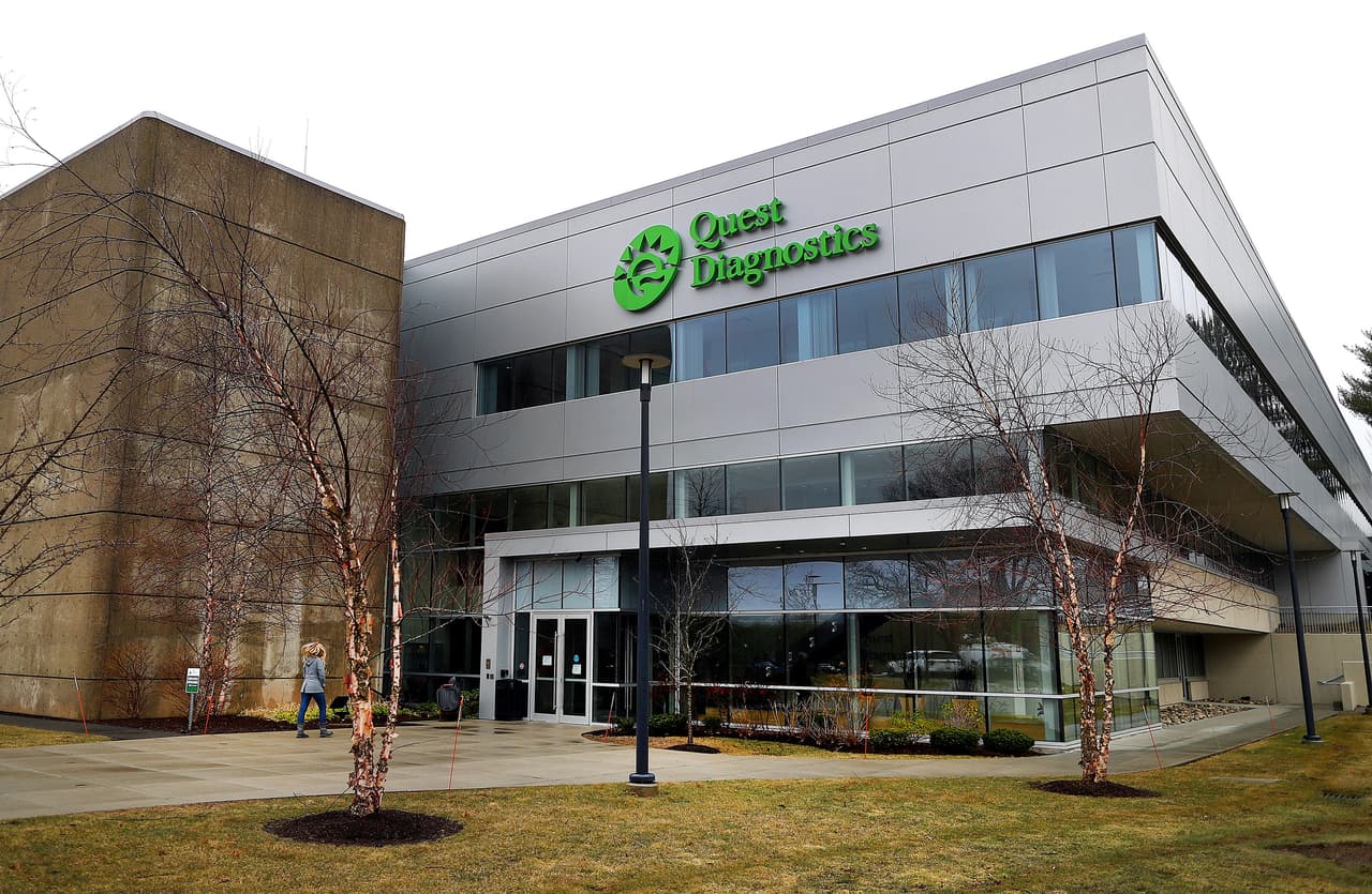 <b>Puesto 20. Quest Diagnostics. Trabajadores suspendidos: 4,000. </b>El 14 de abril este reconocido laboratorio y uno de los fabricantes de pruebas para determinar el coronavirus, anunció además que los empleados que continúan en la compañía tendrán un recorte en sus salarios. 
<a href="https://www.univision.com/noticias/estados-unidos/cierres-y-despidos-estas-son-las-industrias-mas-impactadas-por-el-coronavirus-fotos-fotos">Vea aquí las industrias más impactadas por el coronavirus en Estados Unidos (fotos) </a>