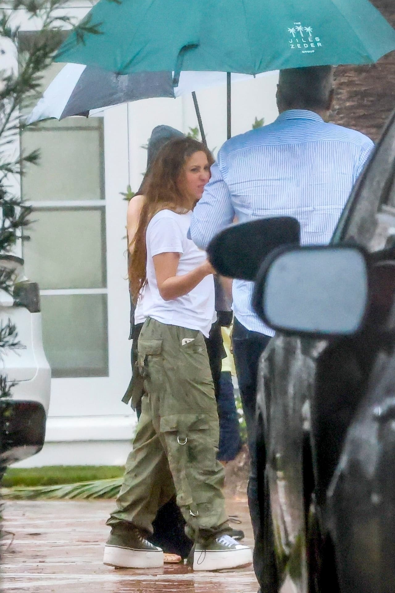 Shakira conversa con su hermano Tonino.