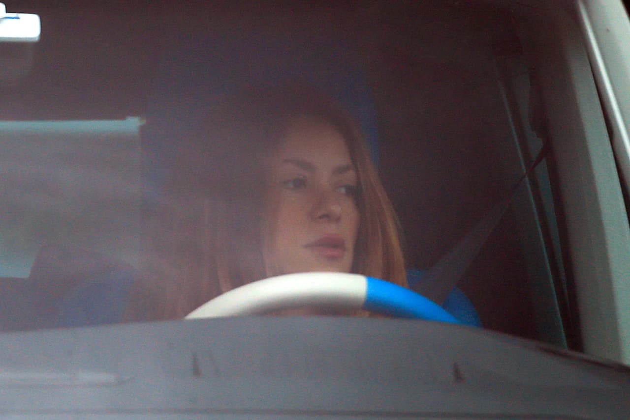 La intérprete de 'Te felicito' luce 
<a href="https://www.univision.com/shows/el-gordo-y-la-flaca/looks-de-shakira-a-traves-de-los-anos-pelirroja-con-el-que-seria-el-vestido-de-la-venganza-y-mas-video">cabello suelto</a> con el que logra tapar un poco su rostro.
<br>