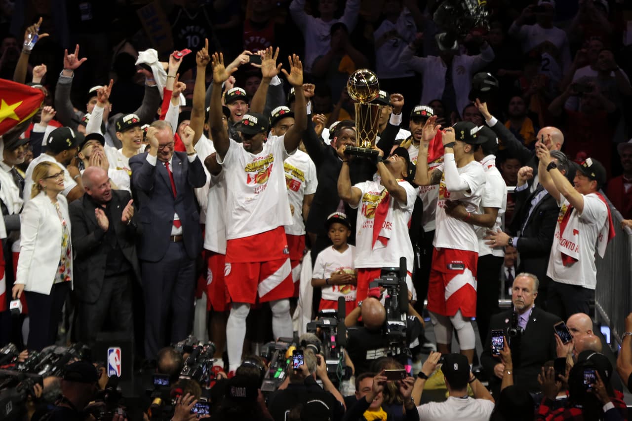 Los Toronto Raptors fueron, por récord, el segundo mejor equipo de la NBA y tras una exitosa, larga y desgastante Postemporada, lograron imponerse a los Golden State Warriors, el amplio favorito para refrendar su título. Dada la gran hazaña que acaban de conseguir los canadienses, así fue como festejaron en la casa del equipo más dominante de la NBA en los últimos cinco años.