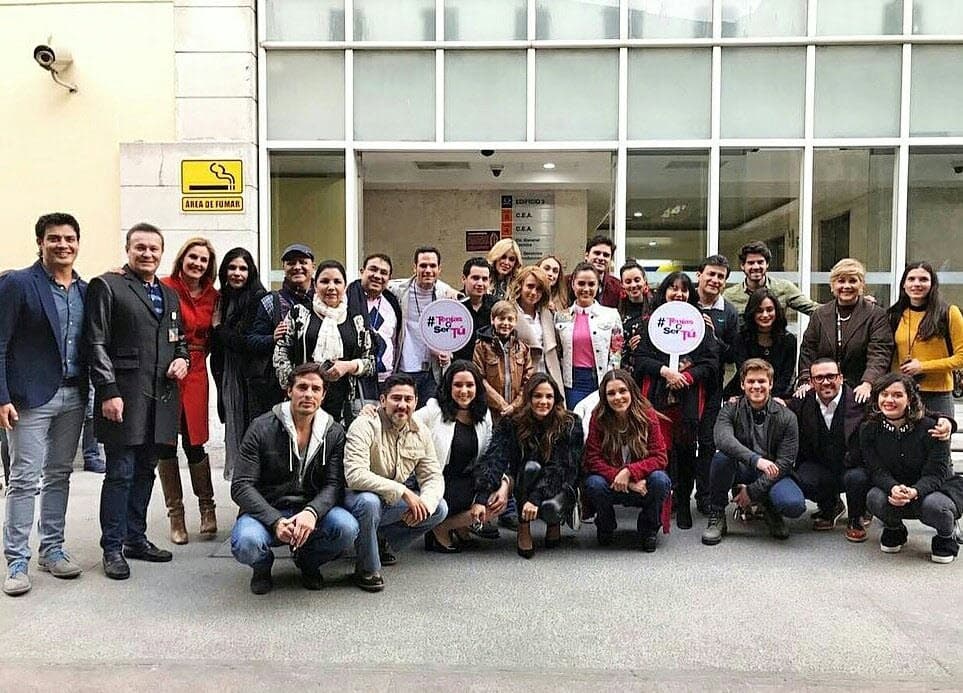 El pasado 6 de enero elenco y producción de la telenovela
<b><a href="https://www.univision.com/programas/novelas/surge-la-primera-fotografia-de-los-protagonista-de-tenias-que-ser-tu-fotos">'Tenías que ser tú'</a></b> se reunió en el foro de grabaciones de Televisa para iniciar el rodaje.