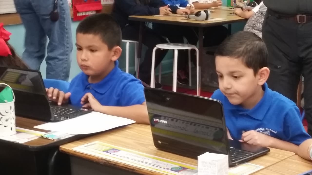 Todas las escuelas de Chicago contarán con acceso a Internet de banda ancha