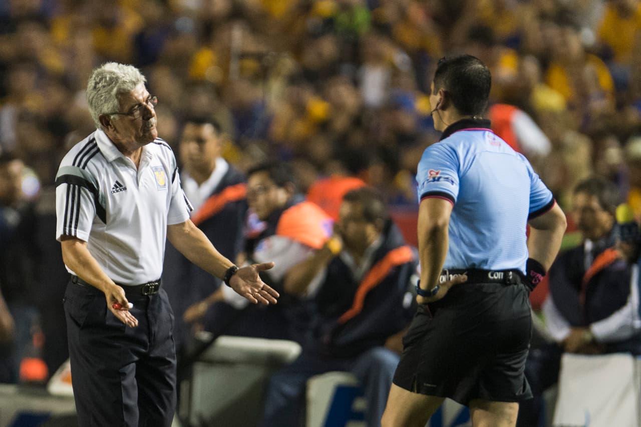 El 'Tuca' también en lo suyo, mostrando el temperamento que lo caracteriza desde el banquillo.