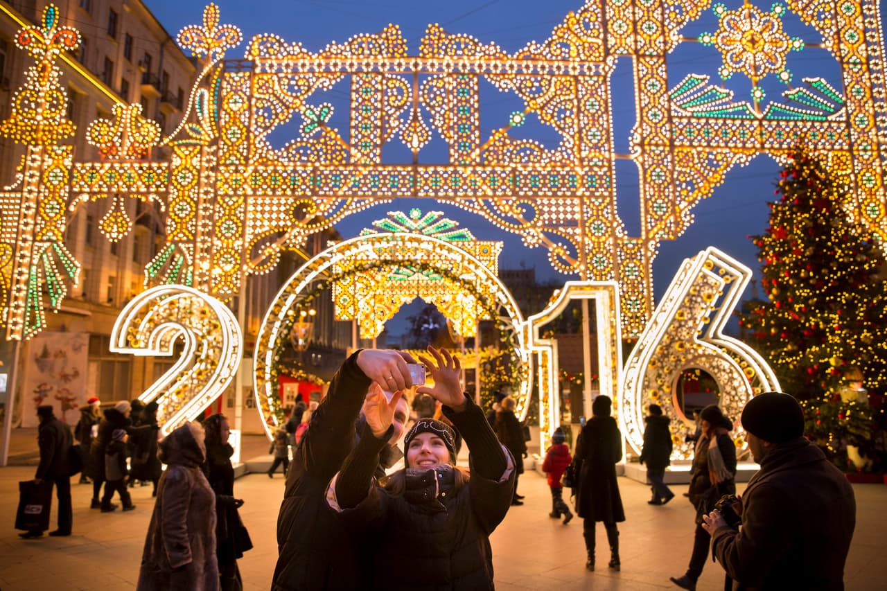 Jóvenes se toman una selfie en Rusia.
