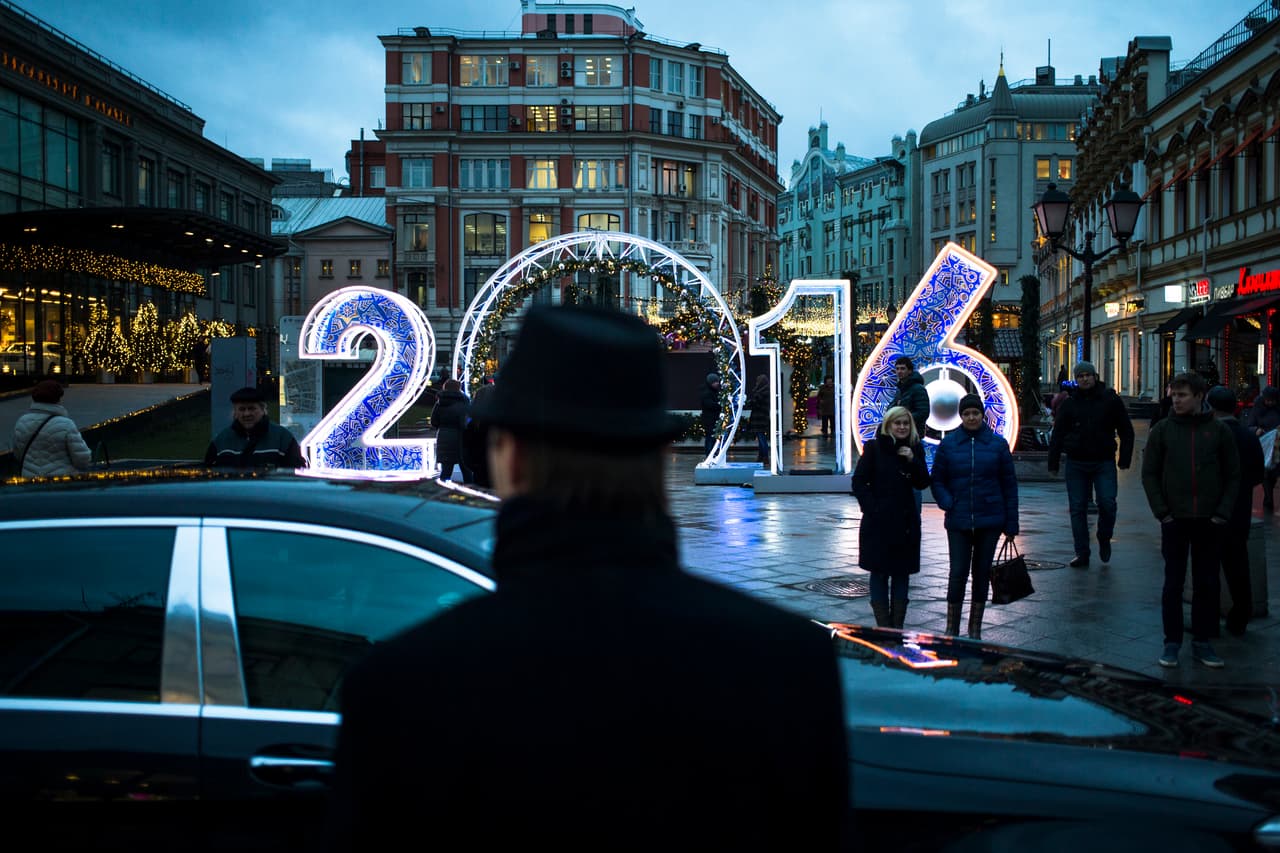 Gente camina en Kuznetsky en una calle iluminada en Moscú, Rusia.