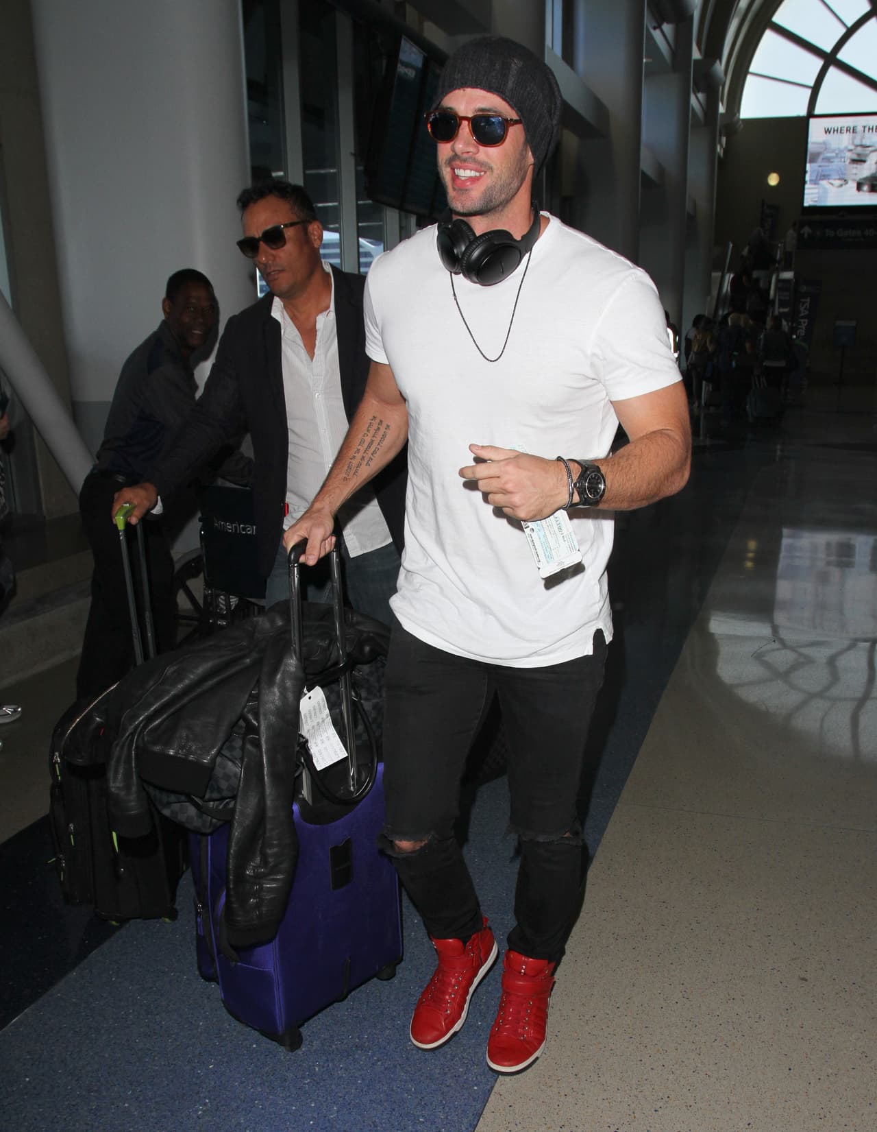 Con esa sonrisa se ve mucho más guapo.