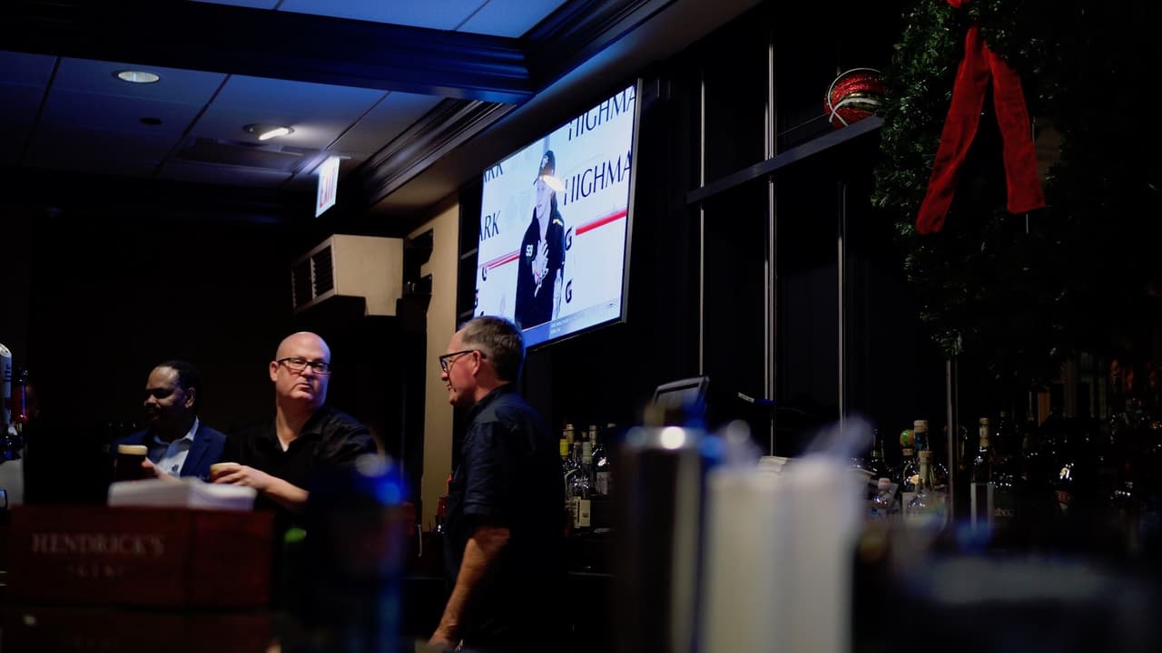 Empleados de Ceres Cafe sirven bebidas atrás de la barra del restaurante.