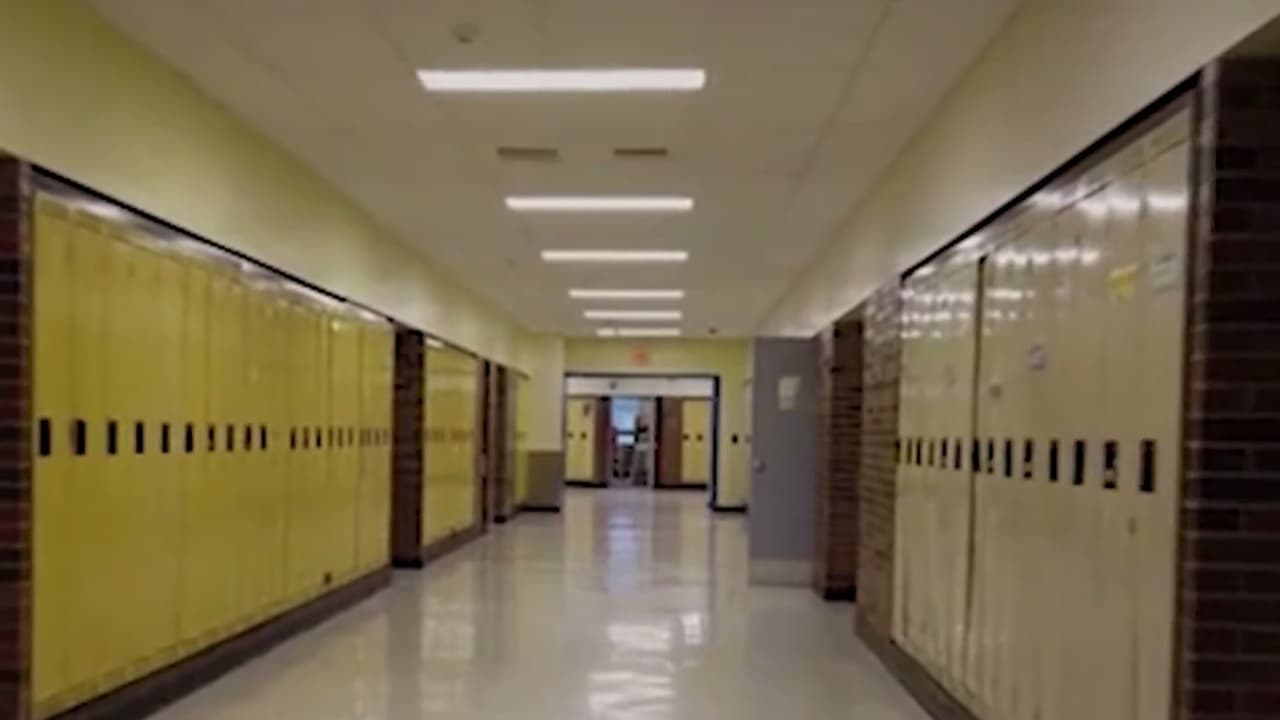 Escuelas de Carolina del Norte mejoran seguridad, pero preocupa salud mental estudiantil