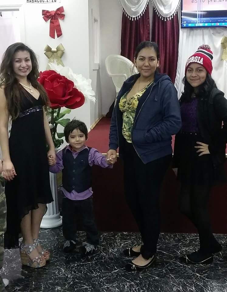 "Traiga a sus hijos, esto no es una deportación", dice agente antes de detener a familia