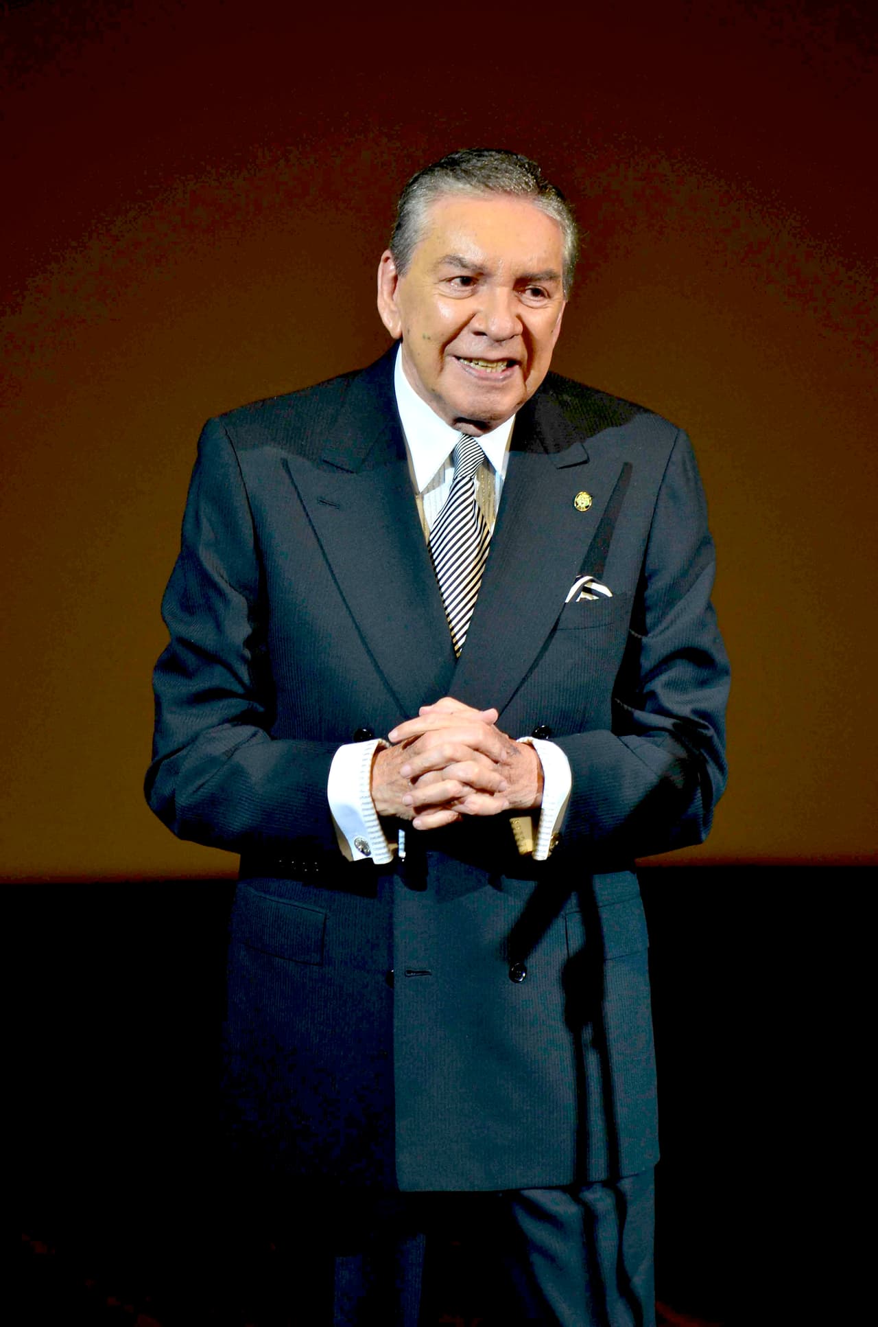 "Ahora aparece gente que nunca los conoció, pero todos están abusando 
<b><a href="https://www.univision.com/radio/radio-nacional/nos-los-dejan-descansar-en-paz-familias-que-se-pelean-tras-la-muerte-de-un-famoso-fotos">de mis compadres que ya se fueron"</a></b>, opinó.