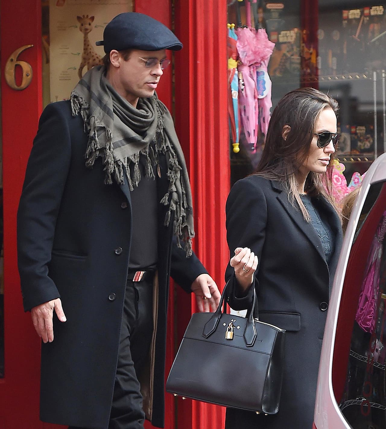 Brad todo un galanazo cuidando a sus nenas.