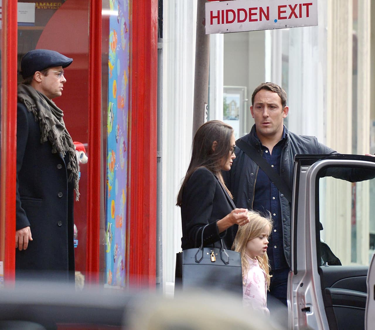 Su chofer los esperaba en la entrada de la tienda.