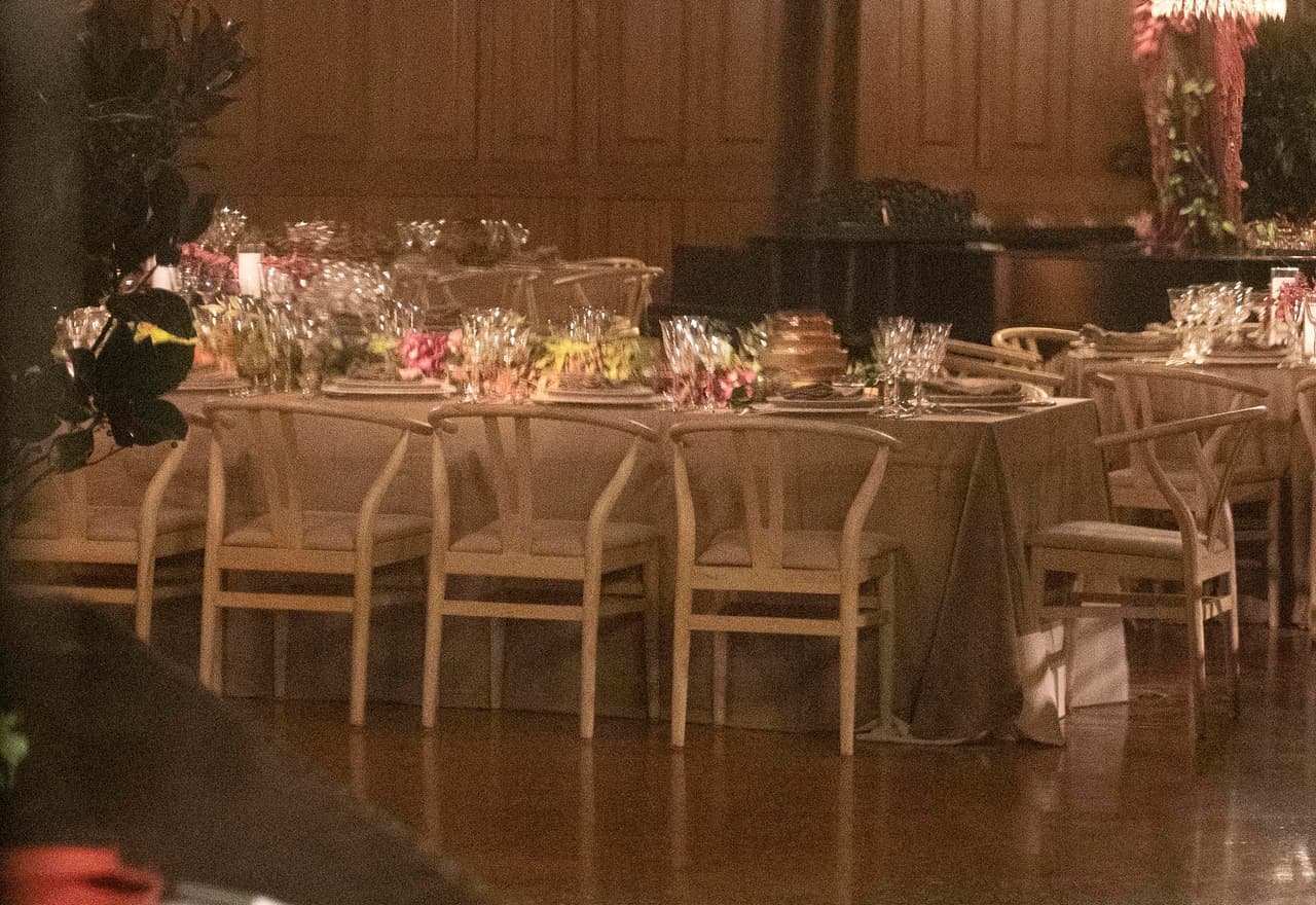 Dentro del extravagante menú que ofrecieron, estuvieron incluidos postres como s'mores, pudín de pan de masa fermentada al horno con chocolate, caramelo salado, manzana fresca, buñuelos de caldero con crema de whisky y azúcar de canela, o malvaviscos hechos en casa, informó 
<a href="https://www.tmz.com/2019/10/17/jennifer-lawrence-getting-married-wedding-menu-cooke-maroney/" target="_blank">TMZ</a>.