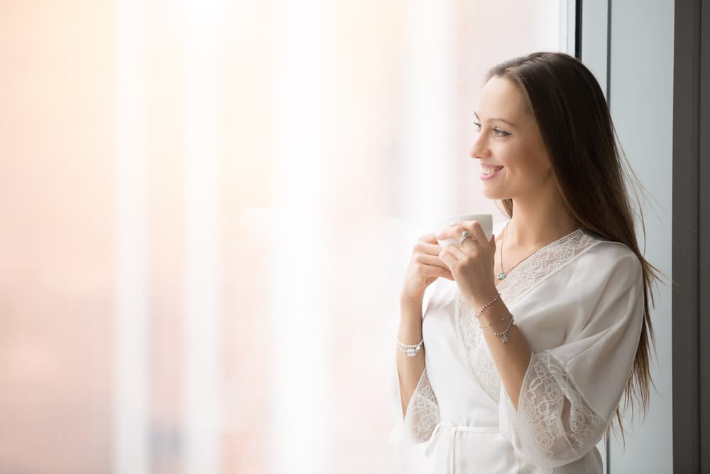 No alimentes su recuerdo y ábrete a esta nueva etapa amorosa que comienza este día y vive tu vida con una nueva óptica. Disfruta lo que tienes y no te compliques la cabeza.
