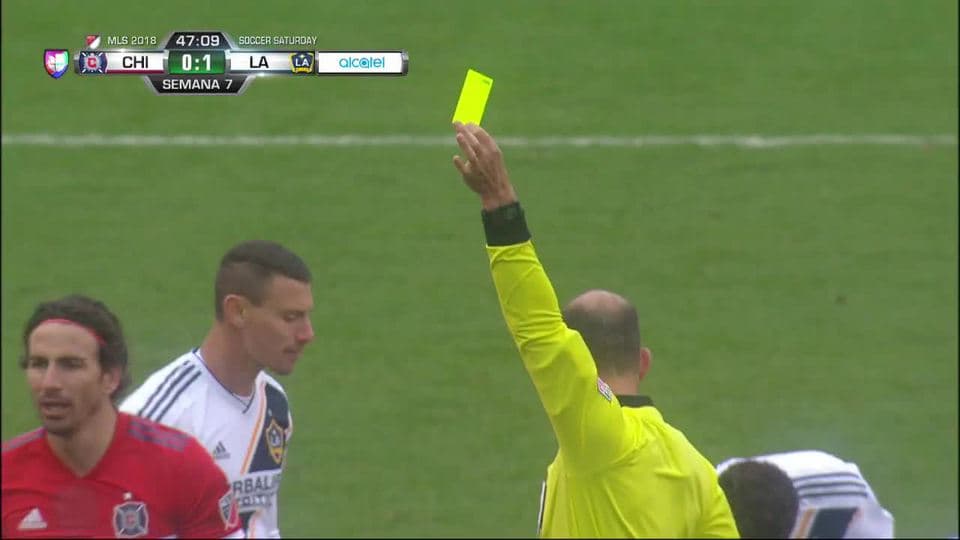 Tarjeta amarilla. El árbitro amonesta a Alan Gordon de Chicago Fire