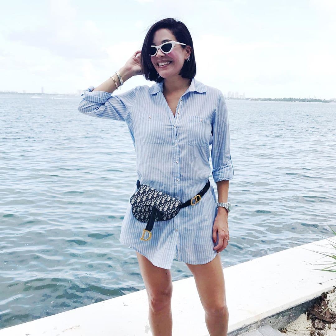 Para dar un paseo por la playa prefirió usar un camisón el cual coordino que con una bolsa ‘cangurera’ que le ayudó a enmarcar la cintura. Cuando salgas a la playa no olvides combinar tus lentes para obtener un plus en tu look.