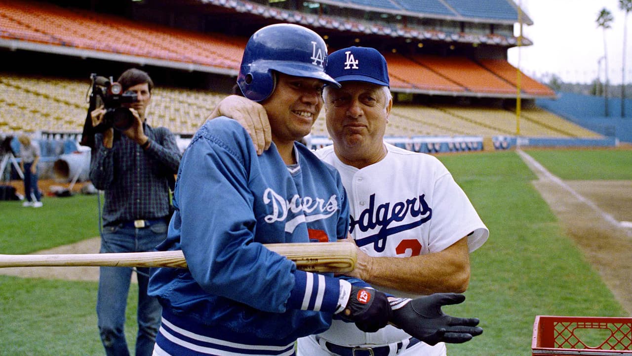 Tommy Lasorda y Fernando Valenzuela, en un entrenamiento en Dodger Stadium en 1985.