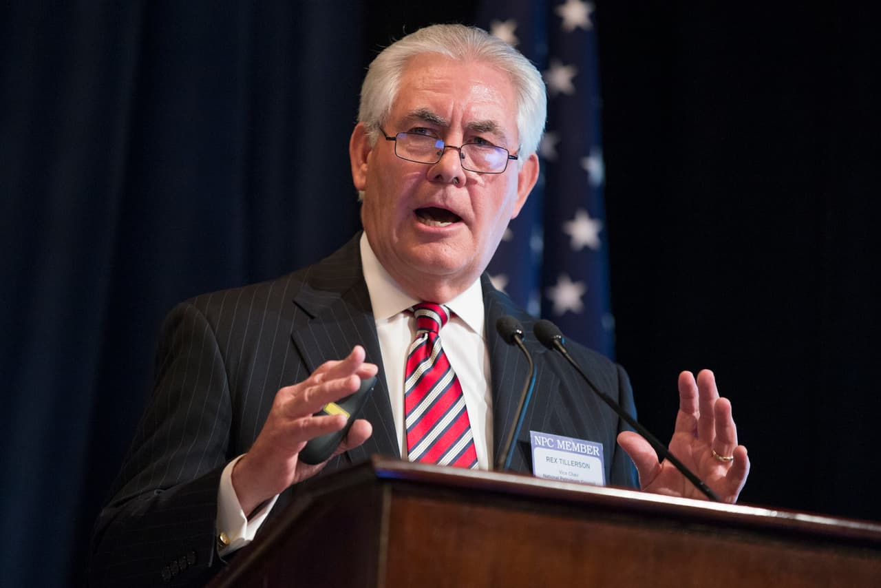 <b>Rex Tillerson</b>, 
<b>secretario de Estado</b>. Ejecutivo de 64 años nacido en Wichita Falls, Texas, tiene un vasto recorrido de cuatro décadas en Exxon Mobile, el gigante petrolero que preside desde 2006. Se trata de un hombre con estrechos vínculos con el gobierno de Vladimir Putin. No tiene ninguna experiencia en cargos públicos ni formación diplomática.