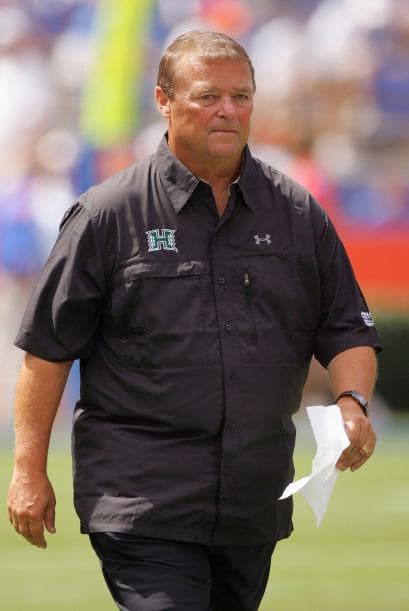 4. HAWAII - Salario medio anual en el estado: $43,740 - Salario anual del gobernador: $123,480. Empleado del estado mejor pago: Greg "Coach Mack" McMackin, primer entrenador de fútbol en UH-Manoa percibirá $1.1 millones en 2013, de acuerdo con el medio Honolulu Civil Beat.