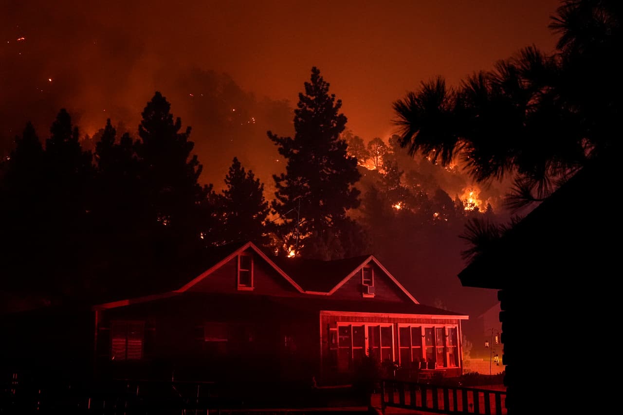 Alrededor de 20 casas en el área de Mount Baldy y 13 en el área de Wrightwood fueron destruidas por el fuego, así como seis cabañas en el área silvestre.