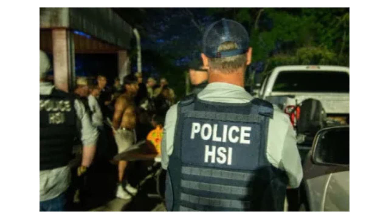 Un día después, ICE emitió un comunicado en el que elevó a 72 la cantidad de inmigrantes indocumentados bajo arresto, sin comentar cuántos tenían historial criminal.