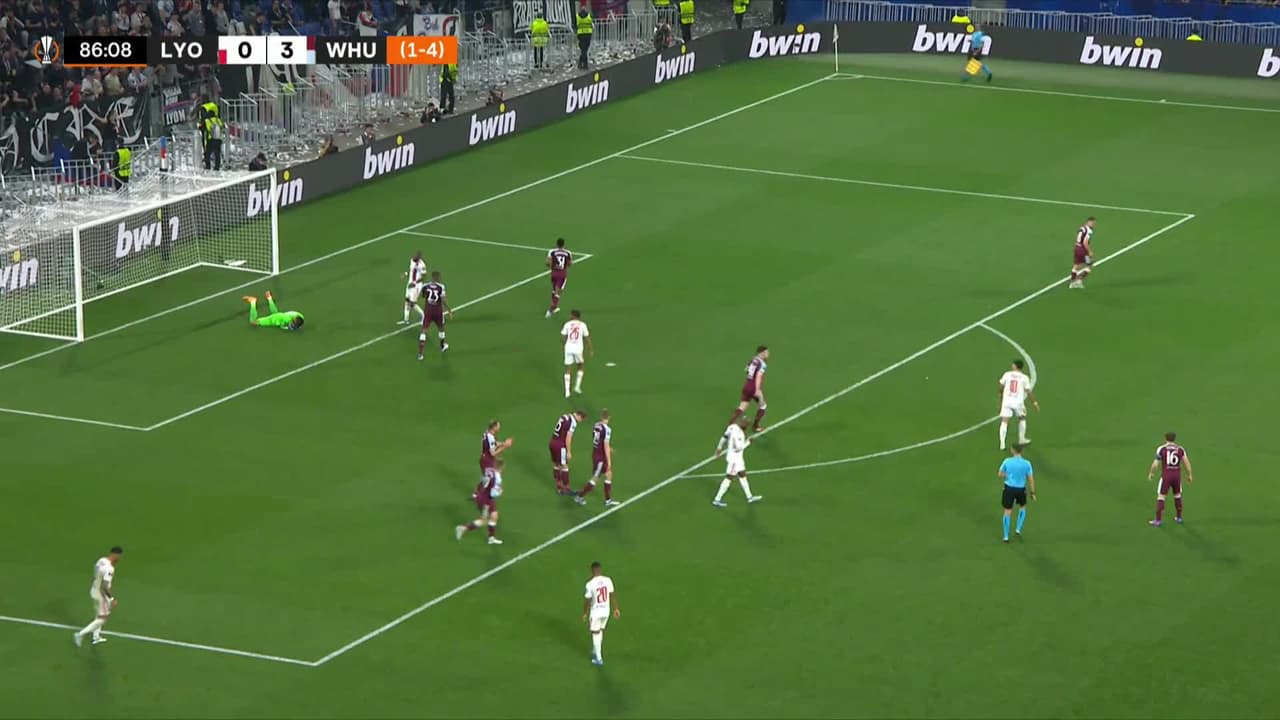 ¡TIRO ATAJADO! disparo por Moussa Dembele.