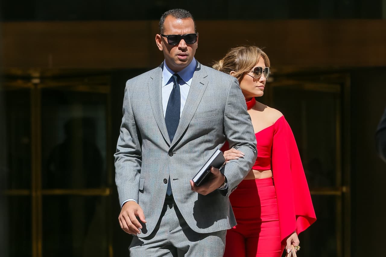 En los siguientes meses los novios han compartido distintos momentos de complicidad. Incluso portales de espectáculos han captado cuando el expelotero acompaña a Jennifer Lopez a sus citas de trabajo.