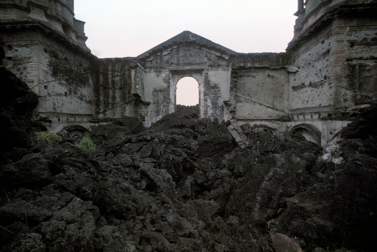 <b>1986.</b> El interior de la iglesia de San Juan Parangaricutiro lleno de lava solidificada, 43 años después del fín de la erupción.