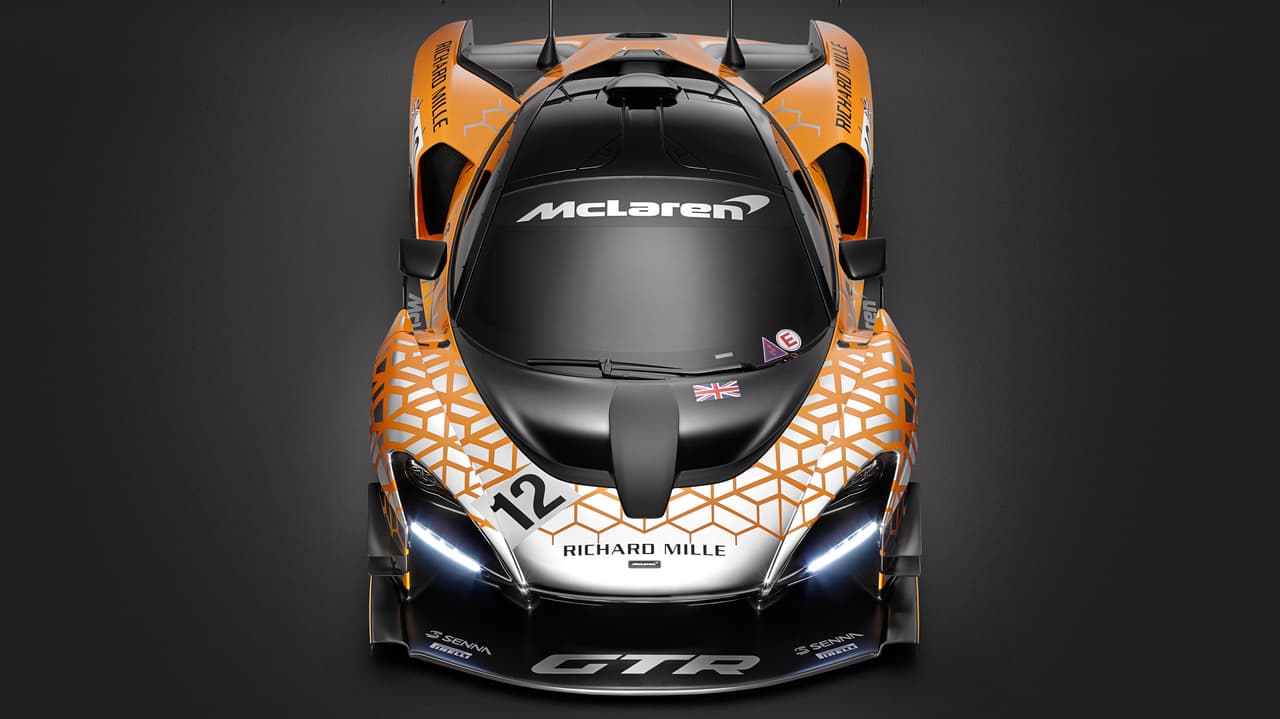 Sus adaptaciones aerodinámicas son evidentes a través de su enorme alerón y difusores. La combinación de todos estos elementos consigue generar hasta 2,200 libras de fuerza aerodinámica.