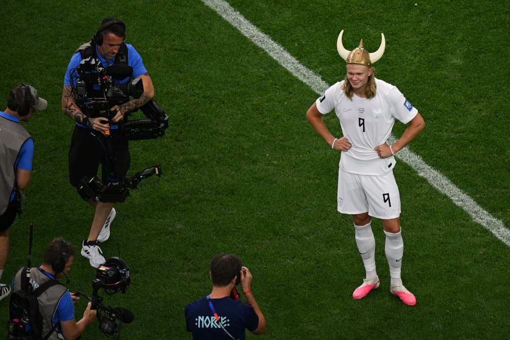 El noruego Erling Haaland posa con estética vikinga tras el partido de dieciseisavos de final de la Copa del Mundo entre Costa de Marfil y Noruega en Arlington, Texas, el martes 30 de junio de 2026. (Foto AP/Jessica Tobias)