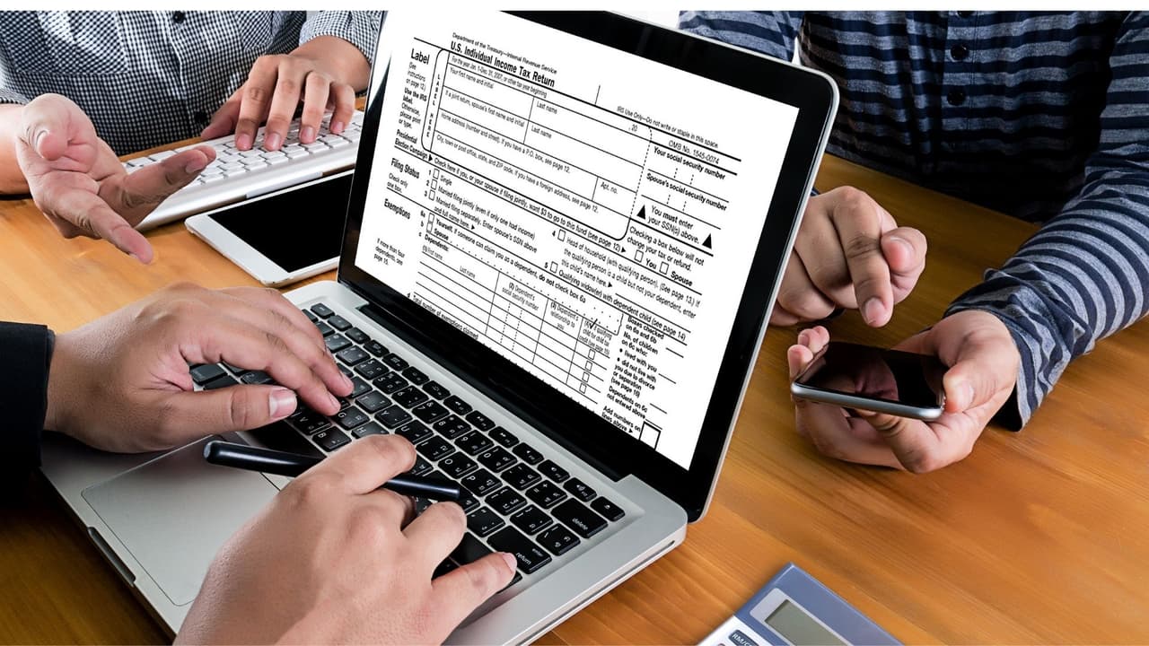 Octavio Saenz, vocero del IRS, explica que cada año, los preparadores calificados deben estar al día con las nuevas regulaciones y esta temporada es crucial que la persona que haga los impuestos sepa exactamente qué hacer y así hacer válidos los impuestos de sus clientes.