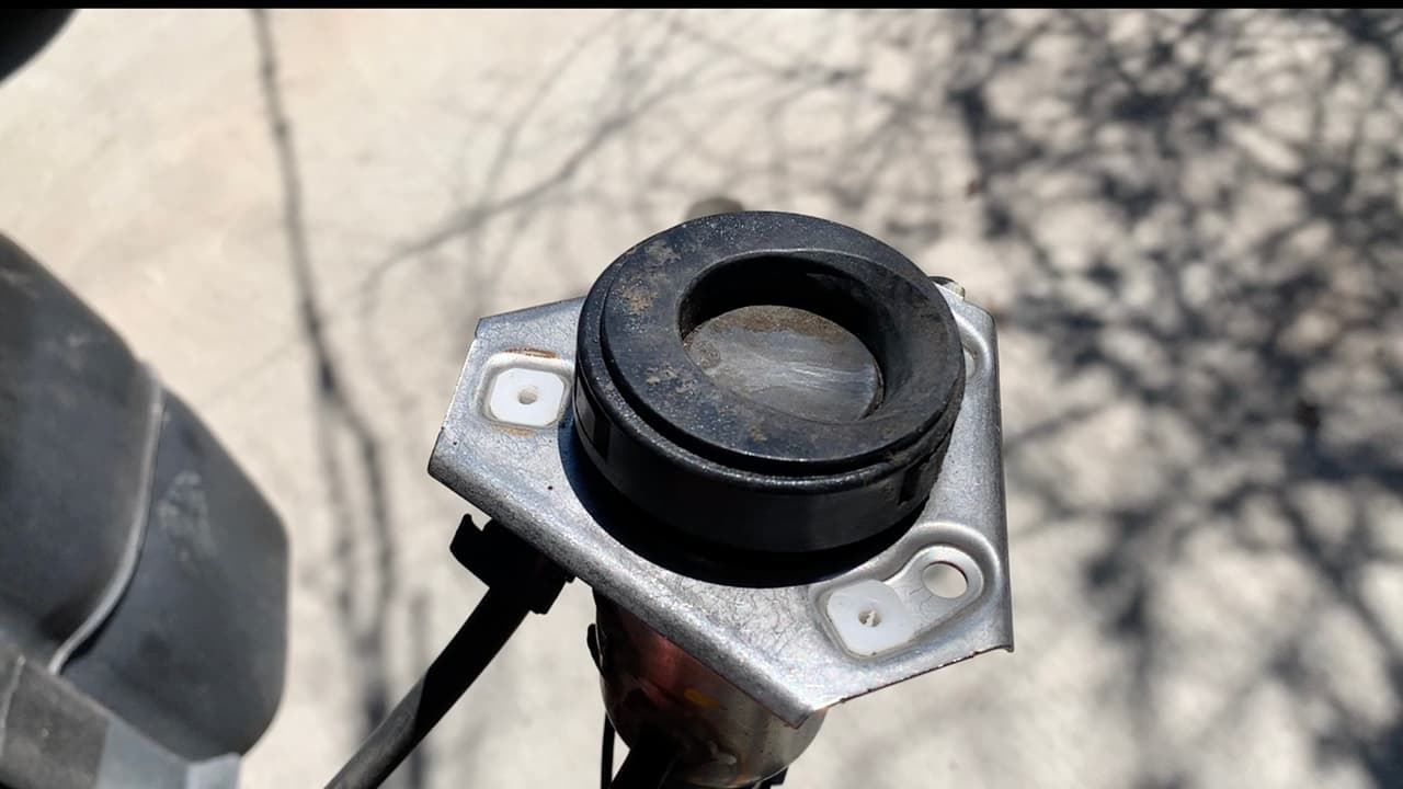 Los tanques de gasolina son ahora de plástico, antes eran de aluminio o de otros metales por eso es fácil perforarlos, explica el dueño del taller mecánico.