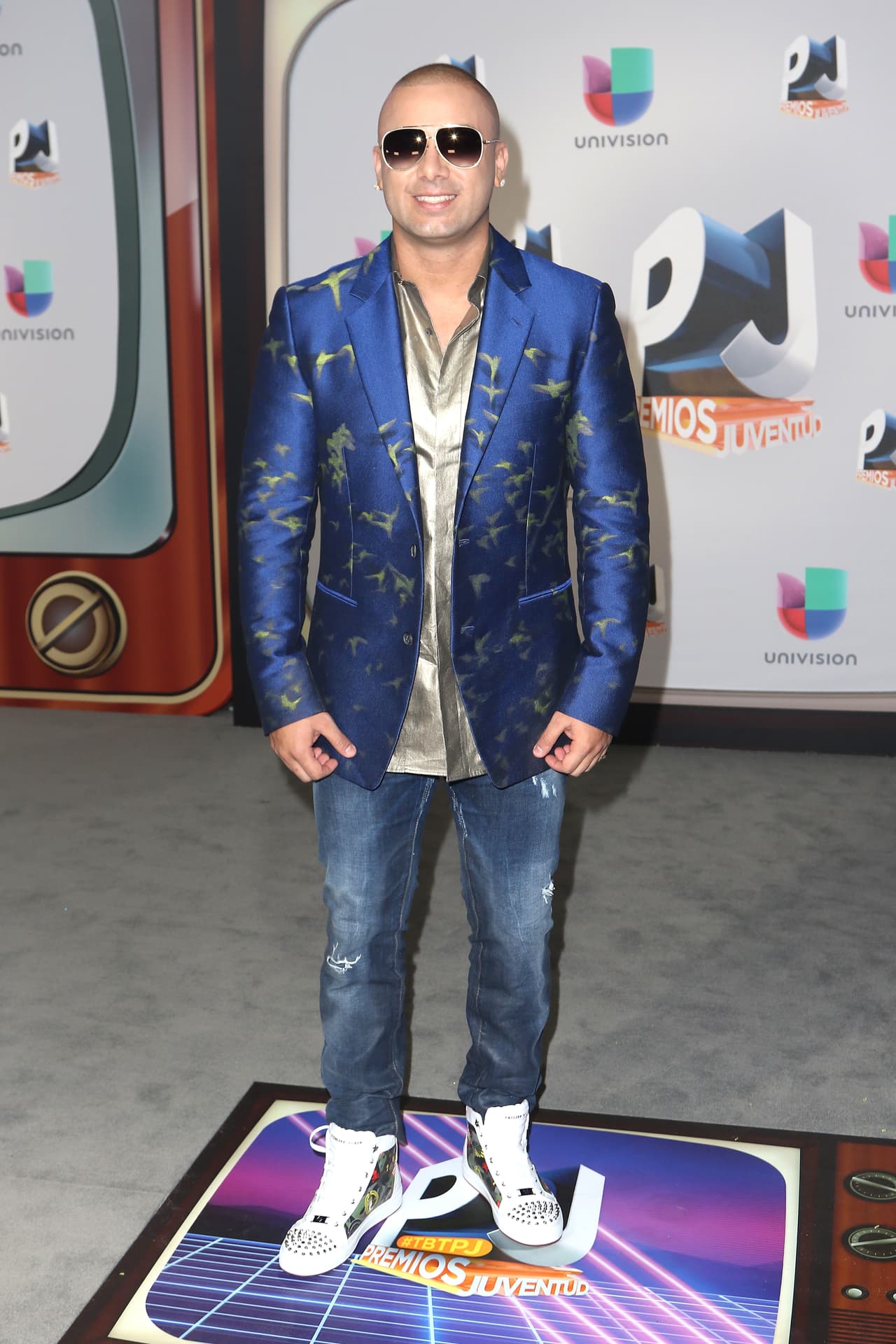 En su mayoría, Wisin usa calzado deportivo, pero siempre lo combina con su atuendo, con brillos y detalles especiales.