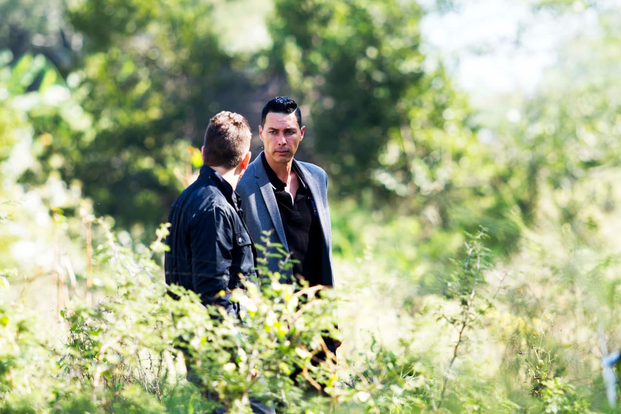 John y Mena se marcharon a tiempo, pues los agentes estaban muy cerca de llegar.