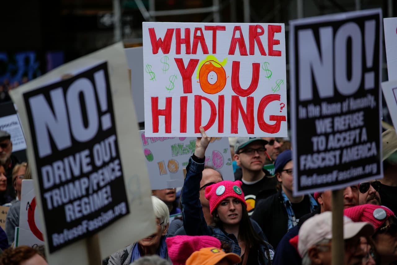 ¿Qué estás escondiendo?, le pregunta esta manifestante al presidente. Las marchas