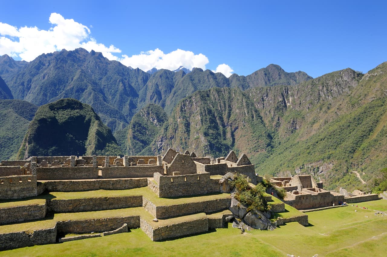 <b>Machu Picchu</b>, una de las nuevas siete maravillas del mundo, es sin duda uno de los lugares favoritos de los turistas que visitan Perú. Para proteger y mejorar la experiencia en esta ciudadela inca construida en piedra hace más de 500 años, 
<b>las autoridades peruanas limitaron el número de ingresos diarios a máximo 5,900 personas, y establecieron horarios y un plazo máximo de estadía</b>, recomendando adquirir con anticipación los tickets para visitarla.