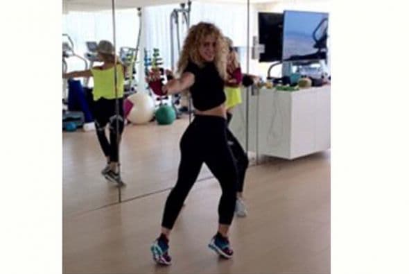 Aquí Shakira moviendo sus caderas a mil por hora y sudando la "gota gorda".