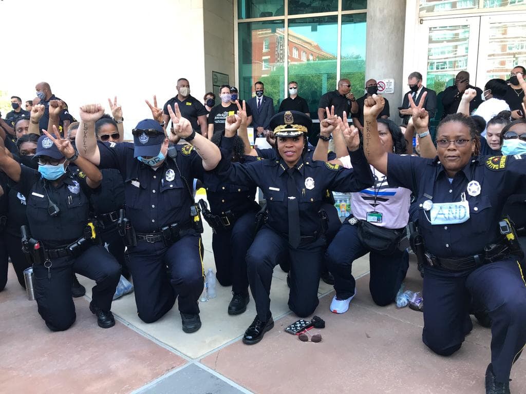 Con pancartas y consignas siguieron la ruta hasta llegar al ayuntamiento de la ciudad donde se arrodillaron por más de 8 minutos, el mismo tiempo que George Floyd estuvo en el piso.
<br>