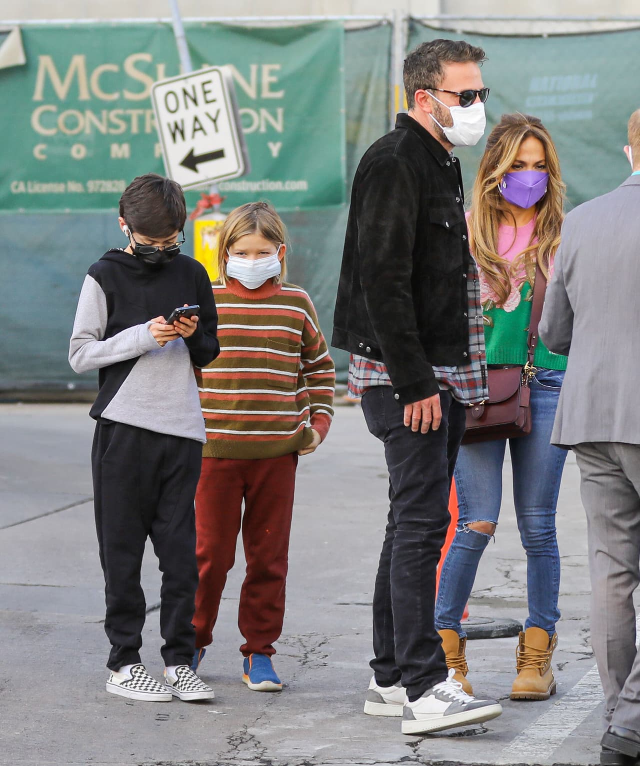 En semanas recientes se les ha visto con mayor frecuencia junto a los 
<b><a href="https://www.univision.com/famosos/jlo-ben-affleck-juntos-5-hijos-primera-vez-fotos" target="_blank">hijos que cada uno tiene</a> </b>y el pasado fin de semana no fue la excepción. 
<br>