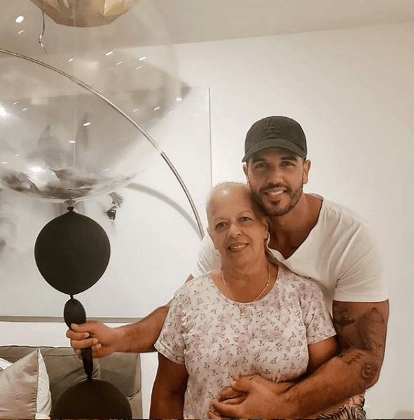 Por primera vez, la mamá de Yisus, quien en el mes de marzo llegó a los 68 años de edad estuvo en Orlando, Florida, por lo que esta experiencia le fue muy placentera en compañía de su hijo y una de sus nietas.
<br>