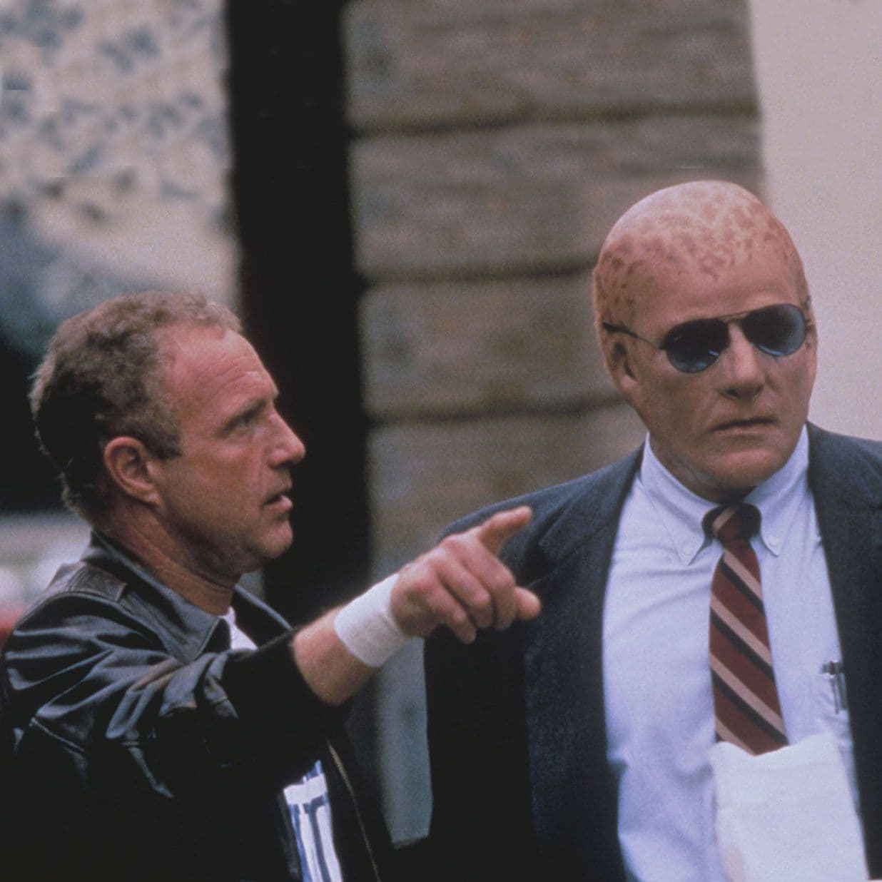 Llegaron en una nave y, tras serles concedido asilo por parte de las autoridades, los alienígenas se han integrado rápidamente en la sociedad, pese al recelo de una parte de los humanos. Sykes no siente ninguna simpatía por los "recien llegados", sin embargo cuando su compañero es abatido por uno de éstos, consiente en trabajar con un policía alienígena para llegar al fondo del asunto e intentar atrapar al asesino de su compañero, un peligroso alienígena metido en un asunto muy turbio.
<br>