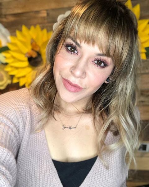 Con esta fotografía la hija de Jenni Rivera celebró su cumpleaños: "La flor que florece en la adversidad es la más rara y hermosa de todas". El año 28 de mi vida fue el más difícil, el más oscuro que he vivido. Este año he derramado más lágrimas y he luchado más batallas que nunca en mi vida, pero también he aprendido las lecciones más valiosas y he visto con mis propios ojos lo que soy capaz y lo que puedo soportar..."