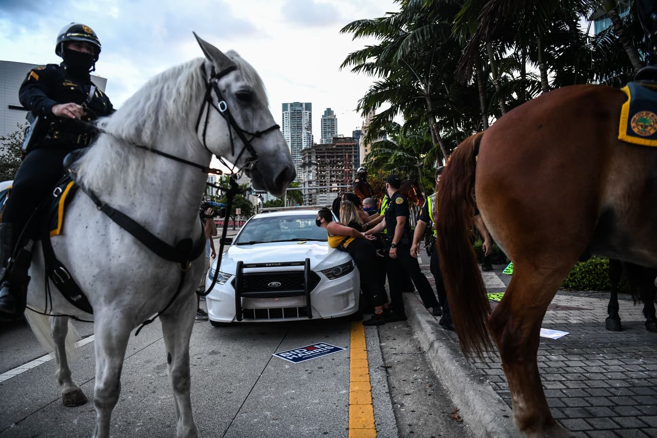 La policía reportó varios arrestos y enfrentamientos mientras se llevaba a cabo el evento.
<br>