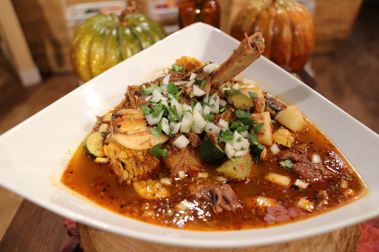 Qué es y cómo se prepara el mole de olla estilo huandaca