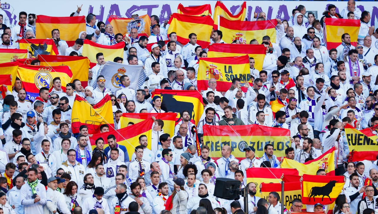 Madrileños, catalanes, extranjeros, en familia, con amigos, todos llegaron con el buen ánimo al estadio de Chamartín para vivir un Clásico Real Madrid-Barcelona más en la previa de la Navidad.