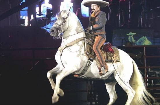 El caso de Antonio Aguilar hijo es semejante al de Vicente Fernández Jr., pues a pesar de ser el mayor de los hijos de Antonio Aguilar, es su hermano menor, Pepe Aguilar, quien ha tenido una carrera más próspera en la música.