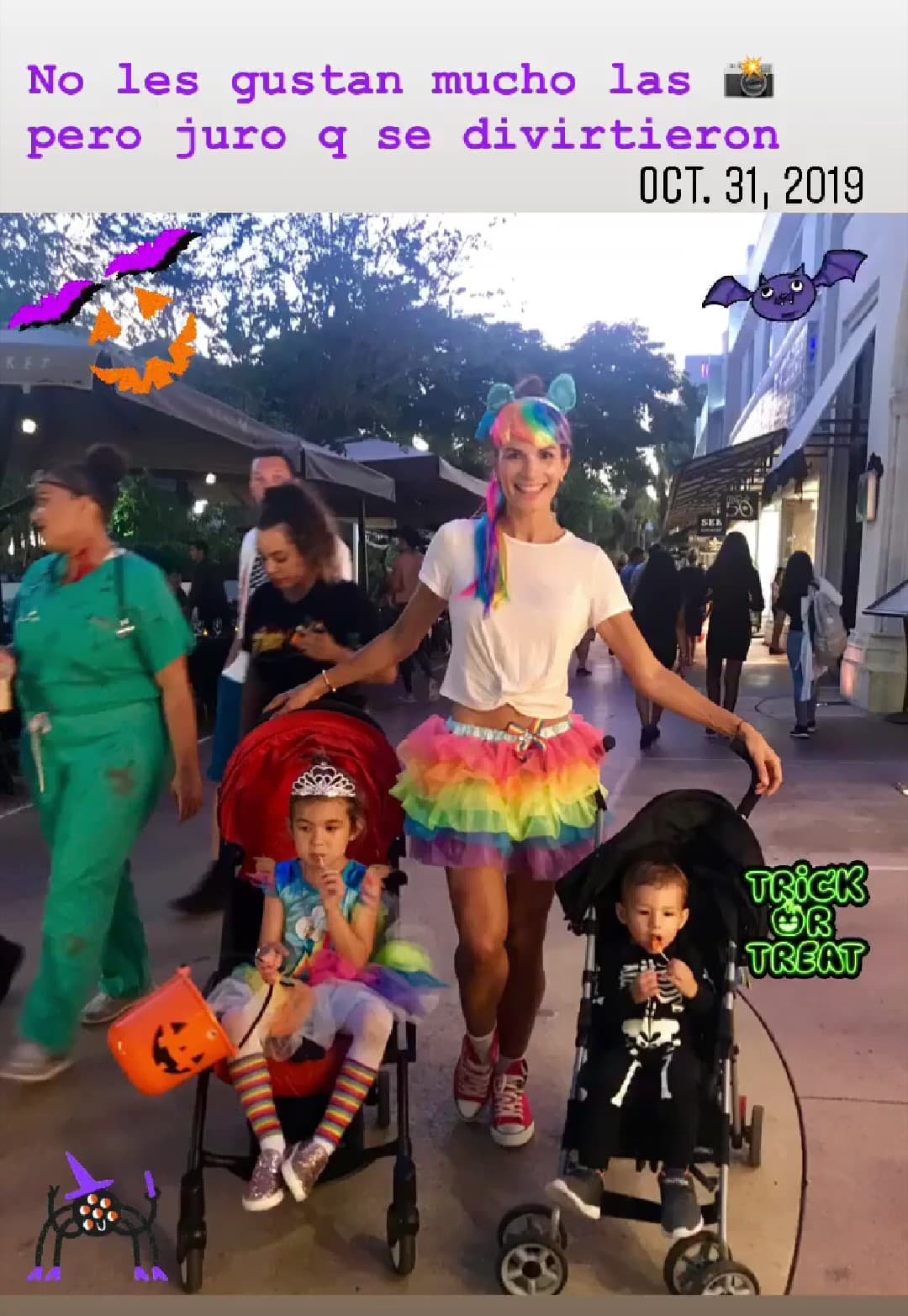 La esposa de Alan Tacher, Cristina Bernal, recordó la noche de Halloween con esta fotografía en la que vemos a Liam y a Michelle pidiendo dulces en las calles de Miami.